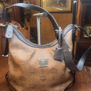 Bolsa de ombro MCM Visetos Hobo autêntica marrom, bolsa de compras com estampa de logotipo e cadeado e dois