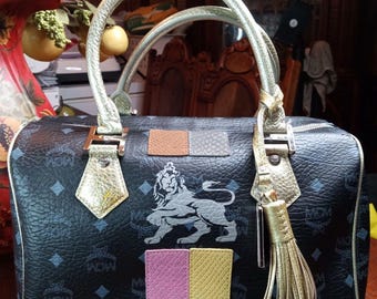 90 年代の本物のブラック MCM ハンドバッグ（エンボスロゴ付き）|高級