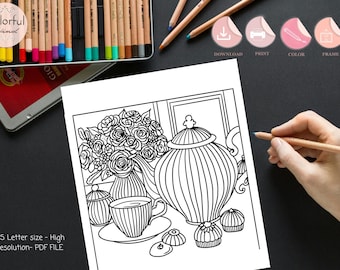 Puede incluir: Un dibujo en blanco y negro de una tetera, una taza de té y un platillo, un jarrón de rosas y pequeños pasteles. La imagen es una página para colorear.