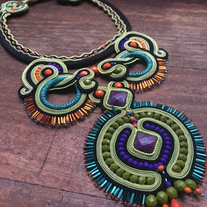 Soutache Halskette und orange und lila Perlen. Handgefertigter und bestickter Schmuck. Spirituelle Juwelen. Amulett