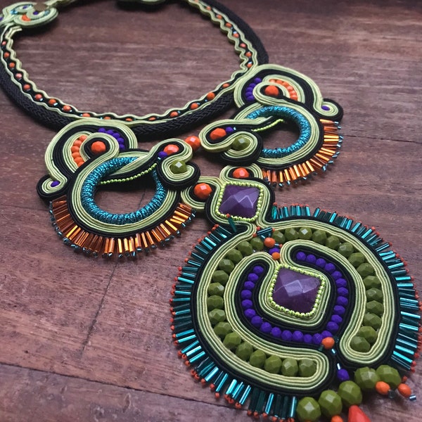 Collier Soutache et perles orange et violettes. Bijoux faits à la main et brodés. Joyaux spirituels. amulette