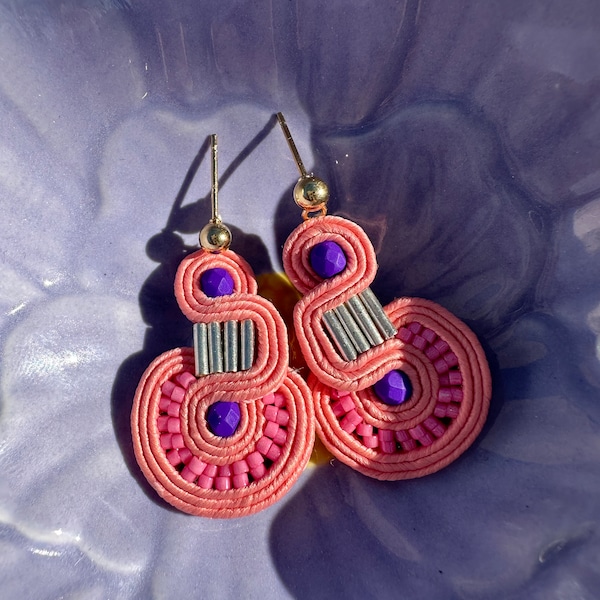 Pendientes pequeños de soutache con cierre de acero, con colores pastel. Escoge el color que quieras. joyas soutache. Pendientes ligeros