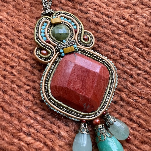 Colgante de soutache con jaspe rojo, agata verde y aventurina. Collar con piedras naturales. Amuletos para el alma. Regalos especiales ella