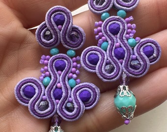 Medium oorbellen gemaakt met soutache en gefacetteerd Tsjechisch kristal. Violette en turquoise kleur. Superlicht en een basis voor elk evenement