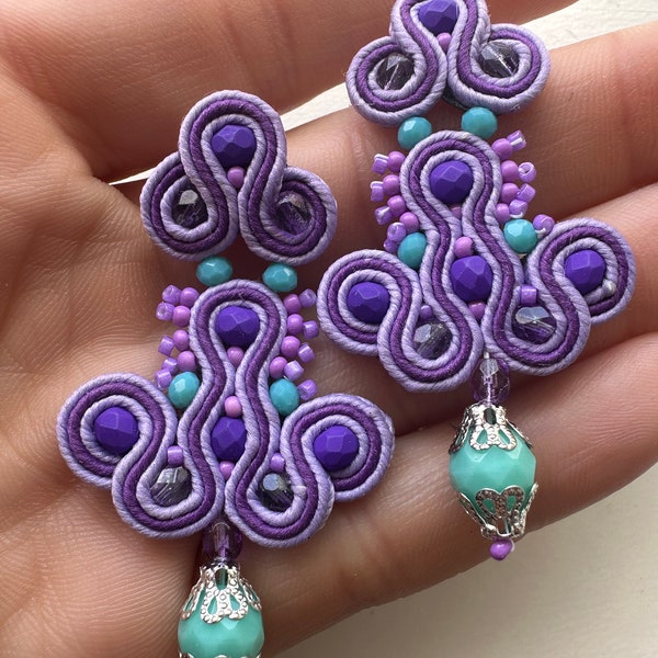 Pendientes medianos hechos con soutache y cristal checo facetado. Color violeta y turquesa. Super ligeros y un básico para cualquier evento