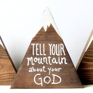 Montagnes en bois, Décor de montagne, Parlez à votre montagne de votre Dieu, Art des Écritures, Dons chrétiens, Art chrétien, Dieu est plus grand que... image 1