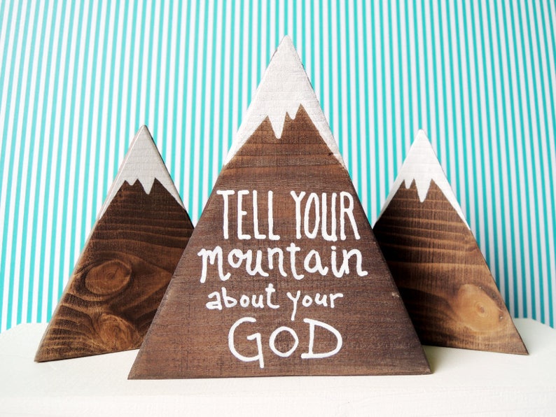 Montagnes en bois, Décor de montagne, Parlez à votre montagne de votre Dieu, Art des Écritures, Dons chrétiens, Art chrétien, Dieu est plus grand que... image 6