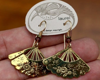Ventilador dobrável vintage Laurel Burch pendurado em placa de ouro