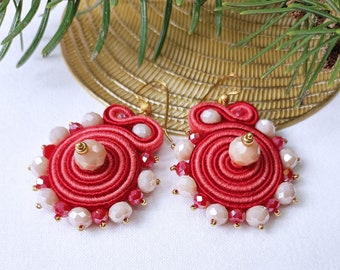 Boucles d’oreilles soutache rouge et rose saumon avec perles, cristaux et perles, bijoux soutache, boucles d’oreilles rondes pendantes, cadeau de Noël femme