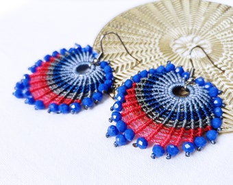 Blue and red peacock tail earrings, macramè earrings, macramè jewels, dangle earrings, made in Italy jewel, woman gift idea, jewels