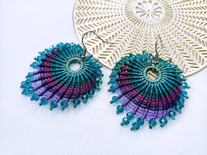 Tail, plum and violet peacock tail macramè earrings, macramè jewels, made in Italy jewels, dangle earrings, christmas woman gift, jewels image 1