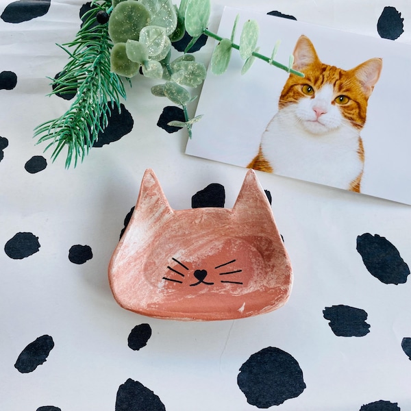 Bandeja para joyas con forma de gato hecha a mano: soporte rústico de arcilla para joyas.