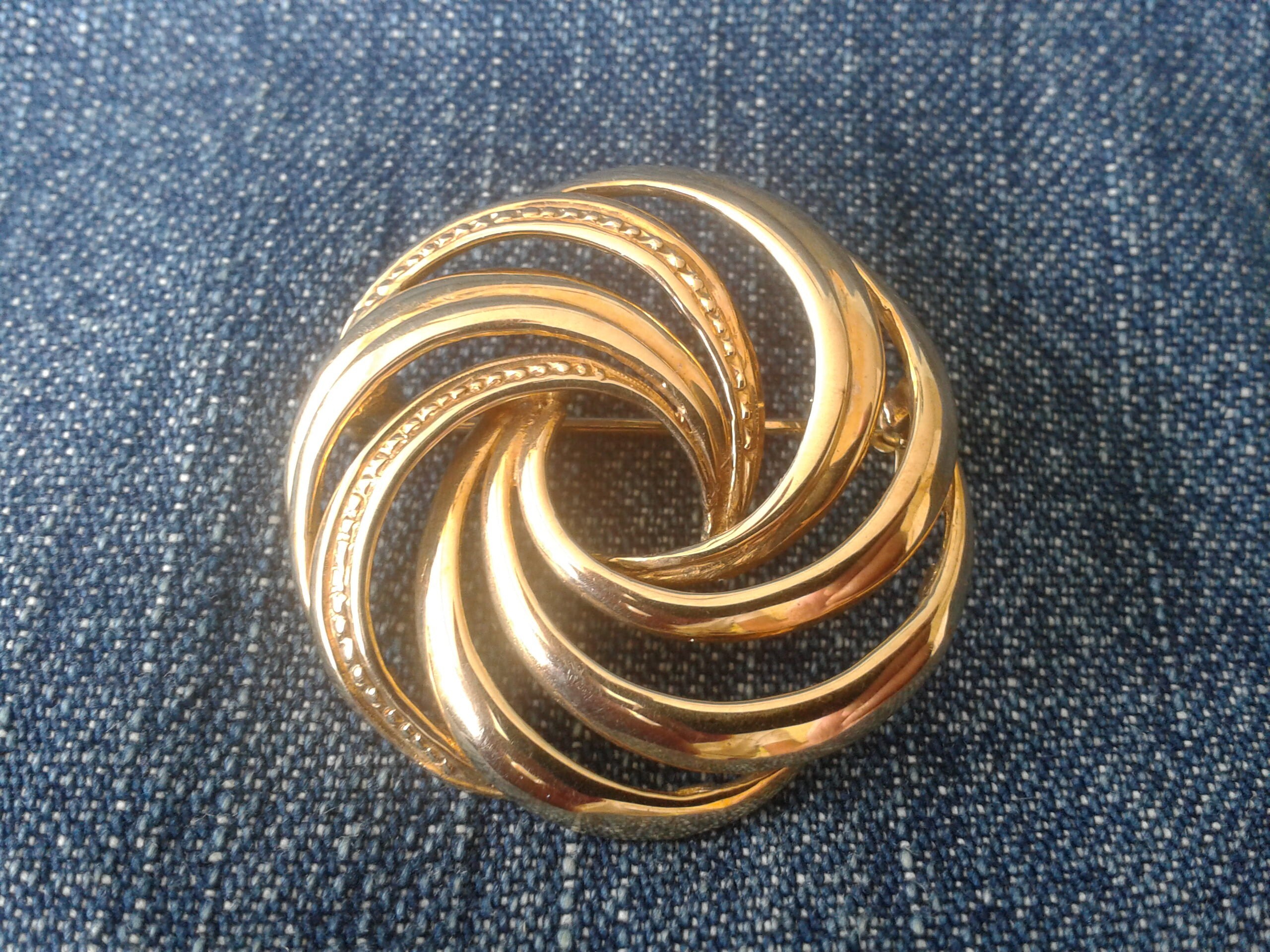 Beautifully Elegant 9ct Gold Swirl Brooch