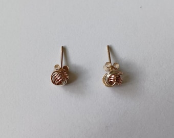 Delicados pendientes de nudo de oro de 9 quilates en dos tonos