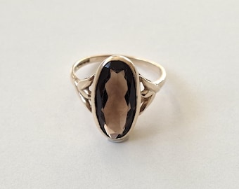 Elegante 9 kt gouden rookkwartsjurkring
