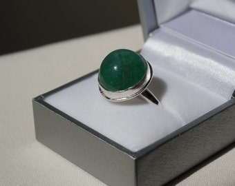 Gorgeous emerald green handmade sterling silver ring