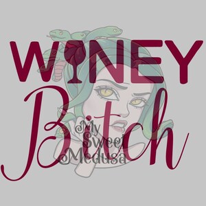 Puede incluir: Texto "Winey Bitch" en burdeos con una ilustración verde y amarilla de Medusa con serpientes en el pelo y una copa de vino sobre su cabeza.