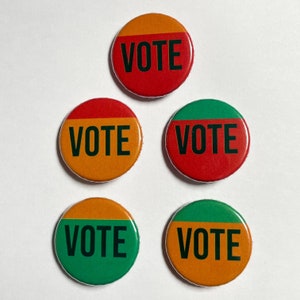 Puede incluir: Cinco botones redondos con la palabra "VOTE" en letras negras sobre un fondo rojo, naranja o verde. Los botones están dispuestos en círculo.