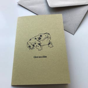 DANOS UN BESO original ilustrado San Valentín sapo romántico tarjeta de felicitación en blanco- hecho en Manchester