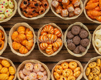 Set de panadería en miniatura – Pasteles de arcilla para casa de muñecas a escala 1:12 en cesta de bambú