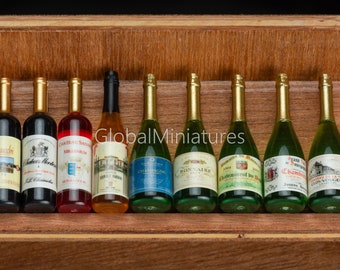 Eine Flasche und ein Glas Baileys 1:10-Miniatur