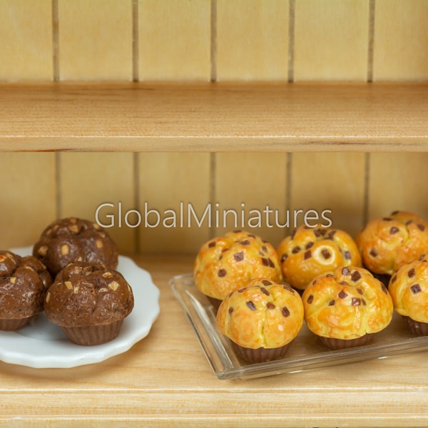 Puppenhaus Miniaturen Set hausgemachte Vanille und Schokolade Muffin Kuchen auf Tablett und Teller Bäckerei Gebäck Shop Dekoration