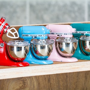 Puppenhaus Miniatur bunt glänzend Stand Küchenmixer mit abnehmbarer silberner Metallschüssel Diorama Kochen Gerät Dekoration