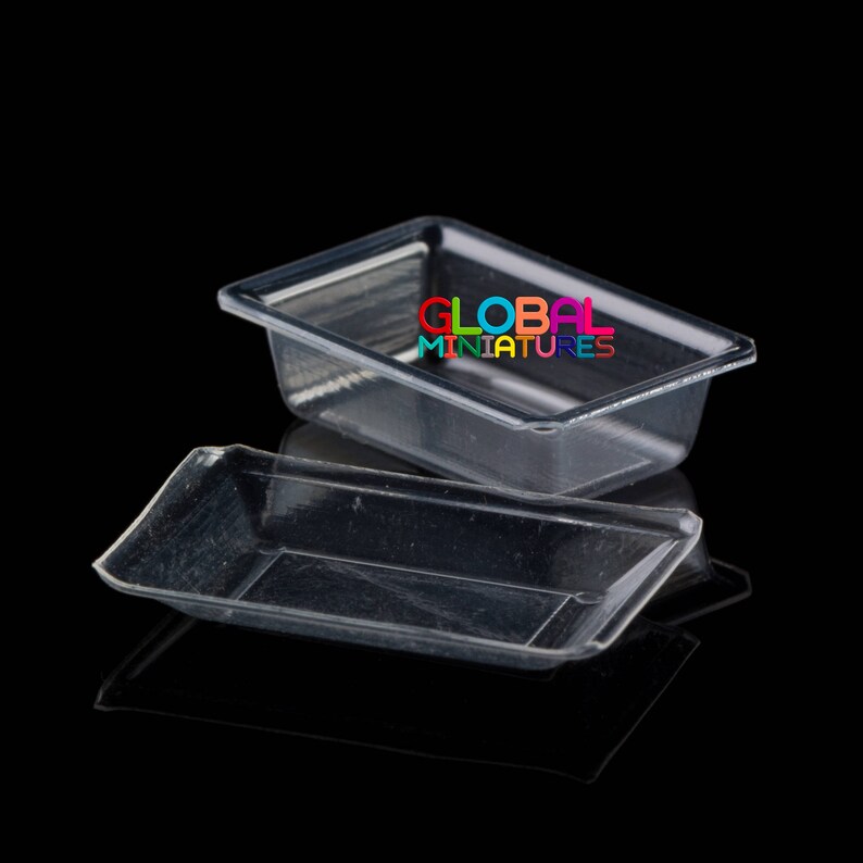 Peut inclure: Deux contenants rectangulaires en plastique transparent, l'un l&eacute;g&egrave;rement plus grand que l'autre, avec le texte "GLOBAL MINIATURES" imprim&eacute; sur le plus grand.