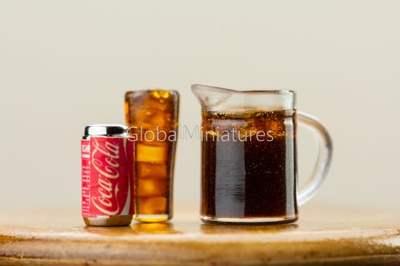 ドールハウスミニチュア透明プラスチック瓶とアイスコーラのグラス赤 