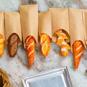 Collezione di miniature di case delle bambole di grissini baguette francesi da portare a casa in un sacchetto di carta marrone con cestino, pinza e vassoio