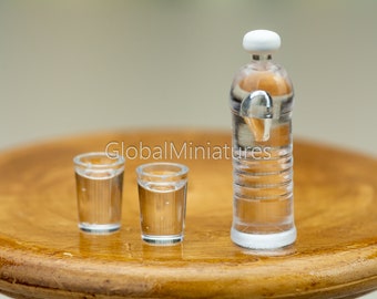 Juego de bebidas en miniatura para casa de muñecas: botella de agua y vasos.