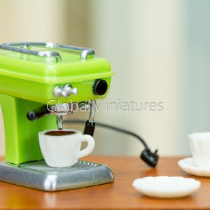 Puppenhaus Miniatur Grüne elektrische Kaffeemaschine mit Tasse schwarzen Kaffee und Untertasse Morgen Getränke Mahlzeit Dekoration