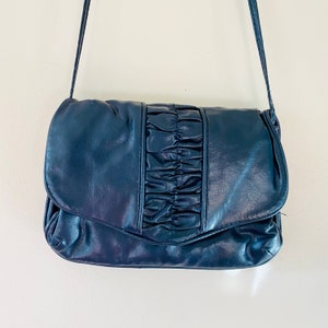 Bolso bandolera de piel vintage azul marino con solapa tipo cartera plegable