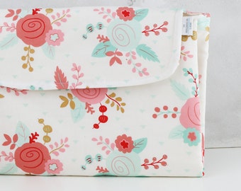 Tapis de changement floral - Filles changeant le tapis - cadeau de fille de chéri - nouveau cadeau de chéri - douche de chéri de filles