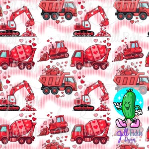 Puede incluir: Patrón repetitivo con vehículos de construcción rojos, incluyendo excavadoras, volquetes y hormigoneras, todos decorados con formas de corazón. El fondo tiene un diseño de rayas rosas y blancas. Hay corazones dispersos por todo el diseño.