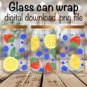 Peut inclure: Trois emballages de canettes en verre avec des couvercles en bois, décorés d'illustrations de citrons, de fraises, de myrtilles et de feuilles vertes. Le texte "Glass can wrap digital download .png file" est en haut.