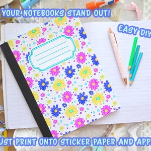 Puede incluir: Un cuaderno con estampado floral sobre fondo blanco, con flores azules, amarillas y rosas. El cuaderno tiene lomo negro y zona de etiqueta. El texto de la imagen dice "MAKE YOUR NOTEBOOKS STAND OUT!" y "EASY DIY".