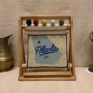 Tapete feito à mão com bandeira e mapa de Atlanta em seu próprio tear (altura 13" x largura 11") 33 cm x 28 cm