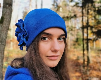 WOMAN CLOCHE HAT, 1920er Jahre Hut, Gatsby Stil Hüte, Indigo blau Damen Hut, nass gefilzter Merino Wolle Hut mit Blume