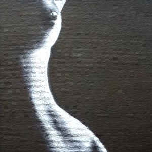 Könnte beinhalten: Schwarz-weiß-Kunstwerk, das eine menschliche Form darstellt. Das Bild hebt die Kurve einer Schulter und eines Arms hervor, wobei die Form in Weiß vor einem dunklen Hintergrund dargestellt wird. Das Datum "26-20Anu" ist unten rechts sichtbar.