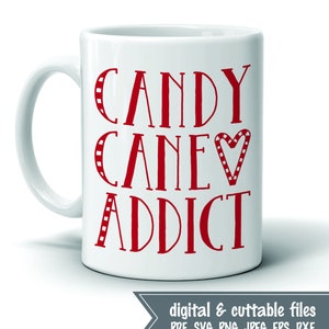 Peut inclure: Une tasse en c&eacute;ramique blanche avec un motif rouge qui dit "CANDY CANE♡ ADDICT". Le texte est dans une police de caract&egrave;res fantaisiste. La tasse est un excellent cadeau pour un amateur de cannes en sucre.