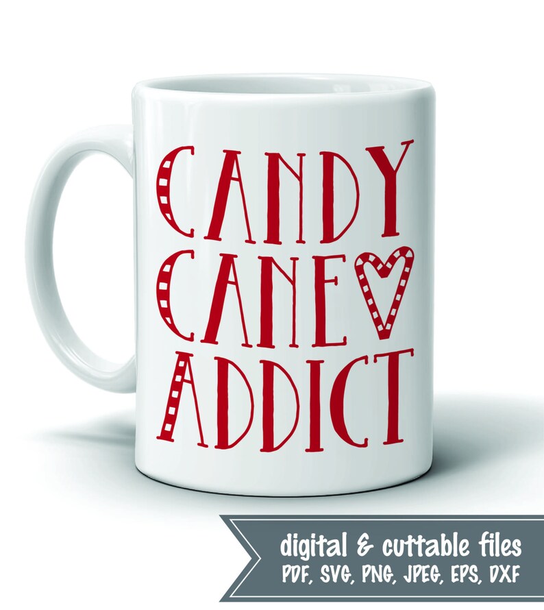 Peut inclure: Une tasse en c&eacute;ramique blanche avec un motif rouge qui dit "CANDY CANE♡ ADDICT". Le texte est dans une police de caract&egrave;res fantaisiste. La tasse est un excellent cadeau pour un amateur de cannes en sucre.