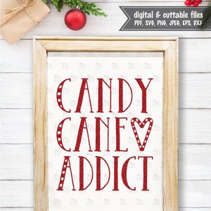 Peut inclure: Une affiche imprimable encadr&eacute;e avec le texte "CANDY CANE♡ ADDICT" en police rouge paillet&eacute;e sur fond blanc. L'affiche est dans un cadre en bois.