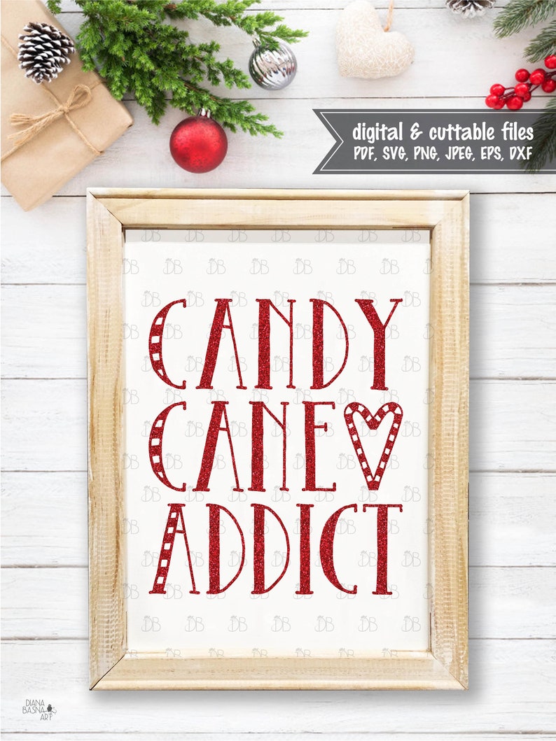Peut inclure: Une affiche imprimable encadr&eacute;e avec le texte "CANDY CANE♡ ADDICT" en police rouge paillet&eacute;e sur fond blanc. L'affiche est dans un cadre en bois.