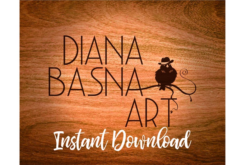 Peut inclure: Un fond en bois avec le texte "Diana Basna Art" en lettres noires. Une silhouette noire d'un oiseau portant un chapeau est perch&eacute; sur une branche.