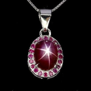 8 x 6 mm. halsband i 925 silver med naturlig rubin och 6 strålar