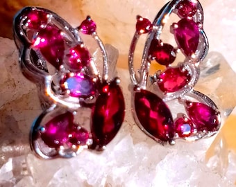 Preciosos pendientes de plata de ley 925 con forma de mariposa y granate rodolita natural.