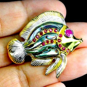 4 x 3 mm. Pendentif/broche poisson avec coquillage naturel d'ormeau et rubis, argent sterling 925, plaque dorée