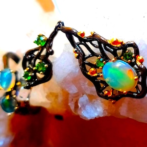 4,5 cm. long pendant and ring size 6 1/2 with natural ethiopian opal and tsavorite garnet 925 silver sterling black rhodium plate