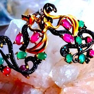 Bellissimi orecchini a forma di canguro con smeraldo naturale, rubino e spinello nero, in argento sterling 925 placcato rodio nero, lunghi 3,5 cm.